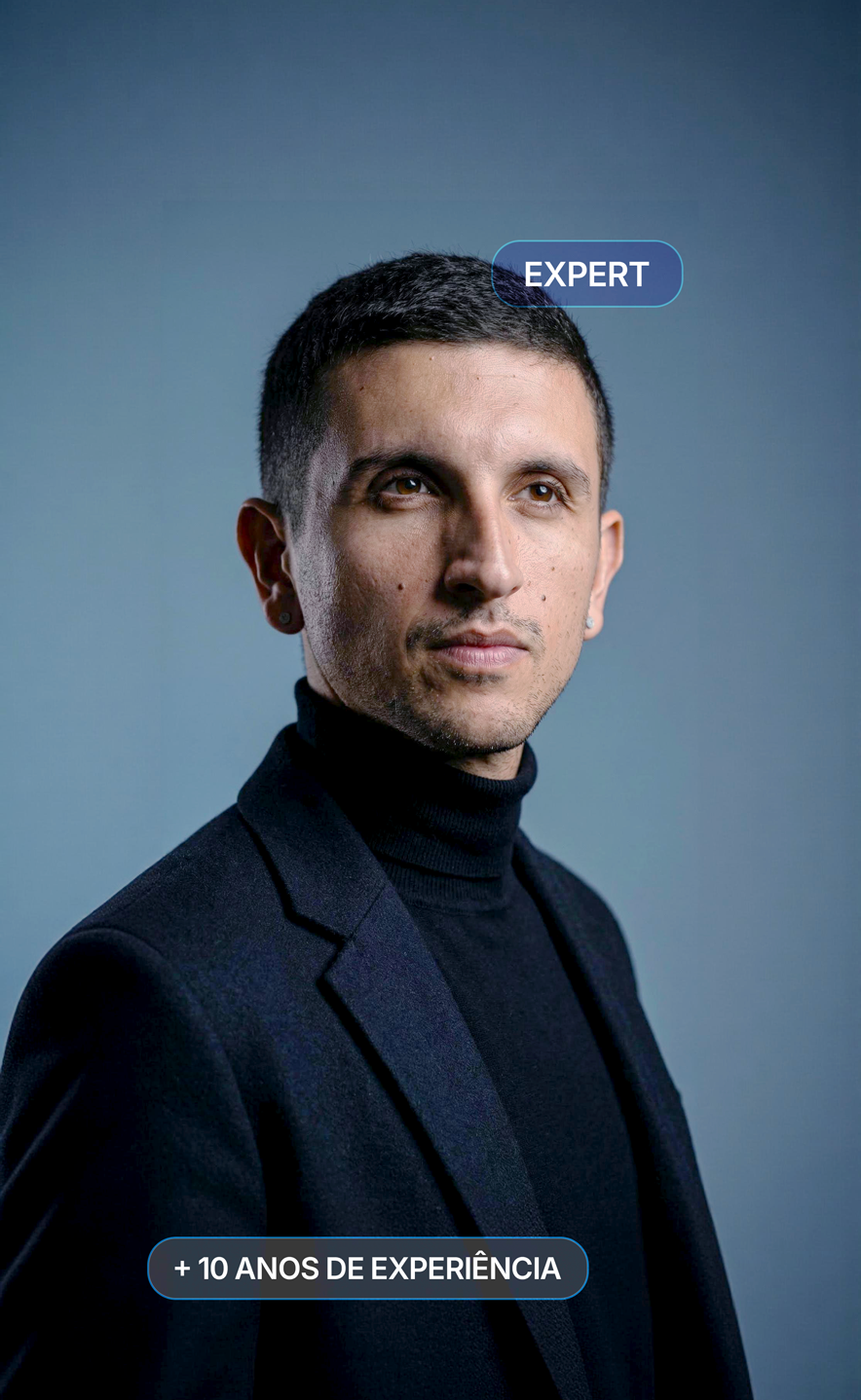 BIO Robert Caetano - A foto contém um rapaz com camisa gola alta e blazer preto num fundo azul com cinza claro. Se trata do professor da Avança Digital o Robert Caetano, expert com +10 anos de experiência em tecnologia. Ele vai te ensinar Como Organizar a Presença Digital do seu Negócio.